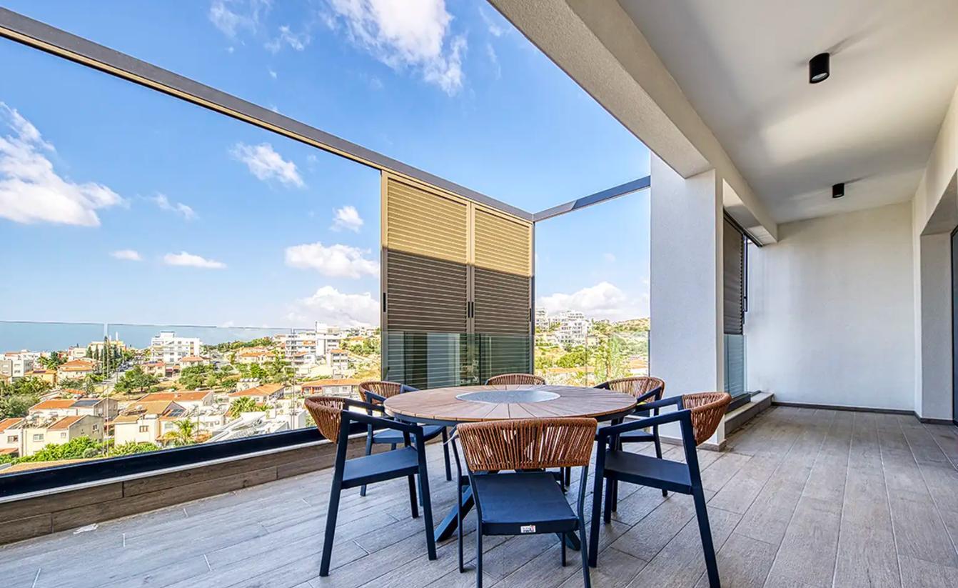 3-bedroom penthouse in Limassol №152662: https://dom.com.cy/en/catalog/rent/152662/ (dom.com.cy)
