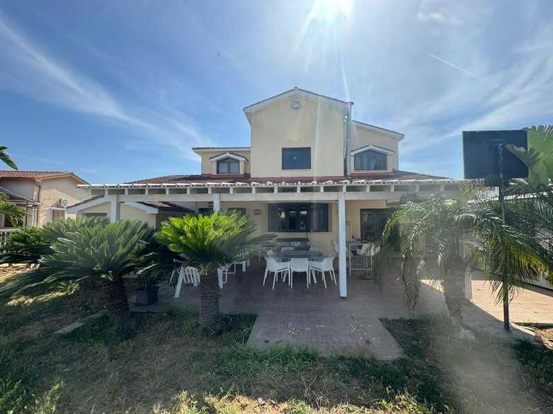 5-bedroom detached house for sale: https://www.bazaraki.com/adv/5789290_5-bedroom-detached-house-for-sale (www.bazaraki.com)