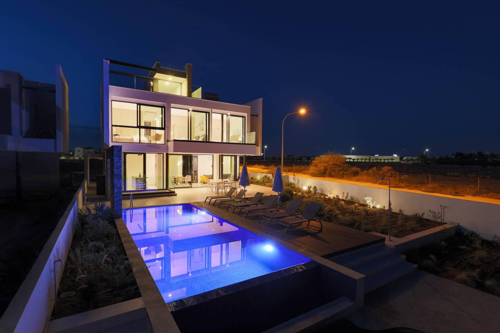 New 5-bedroom villa in Famagusta № 152193: https://dom.com.cy/en/catalog/sale/152193/ (dom.com.cy)