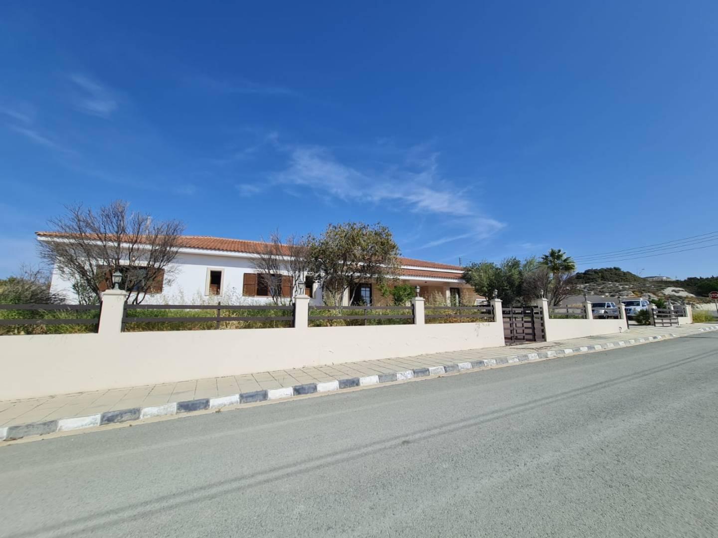 5-bedroom villa in Larnaca № 153151: https://dom.com.cy/en/catalog/sale/153151/ (dom.com.cy)