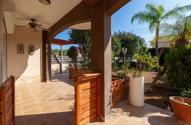 4-bedroom villa for sale: https://www.bazaraki.com/adv/5793706_4-bedroom-villa-for-sale (www.bazaraki.com)
