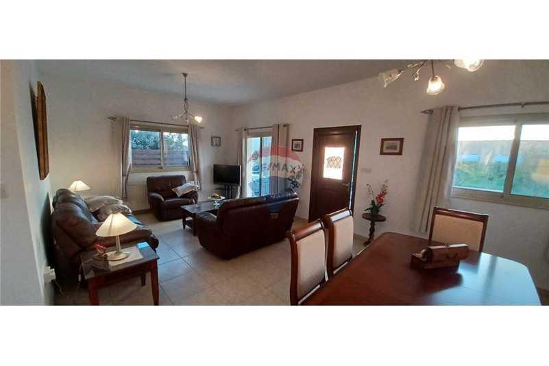 3-bedroom villa for sale: https://www.bazaraki.com/adv/5797862_3-bedroom-villa-for-sale (www.bazaraki.com)