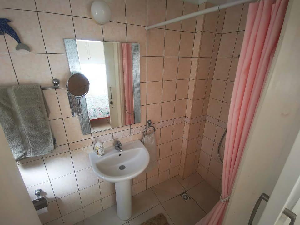 3 beds 3 baths House: https://www.facebook.com/marketplace/item/1168076038336278 (www.facebook.com)