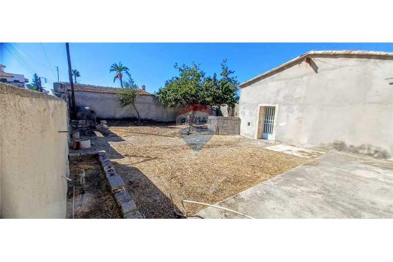 Residential land 365 m²: https://www.bazaraki.com/adv/5798078_residential-land-365-m2 (www.bazaraki.com)