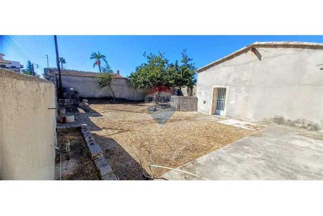 Residential land 365 m²: https://www.bazaraki.com/adv/5798078_residential-land-365-m2 (www.bazaraki.com)