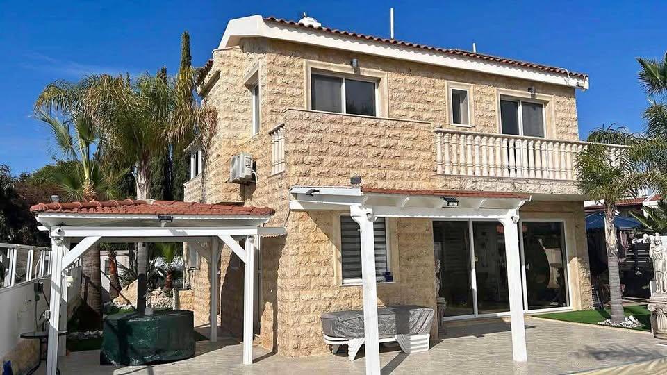 4 Bedroom House 3Mins walk to the Larnaca Seaside Beach: https://www.facebook.com/marketplace/item/1689329275036061 (www.facebook.com)
