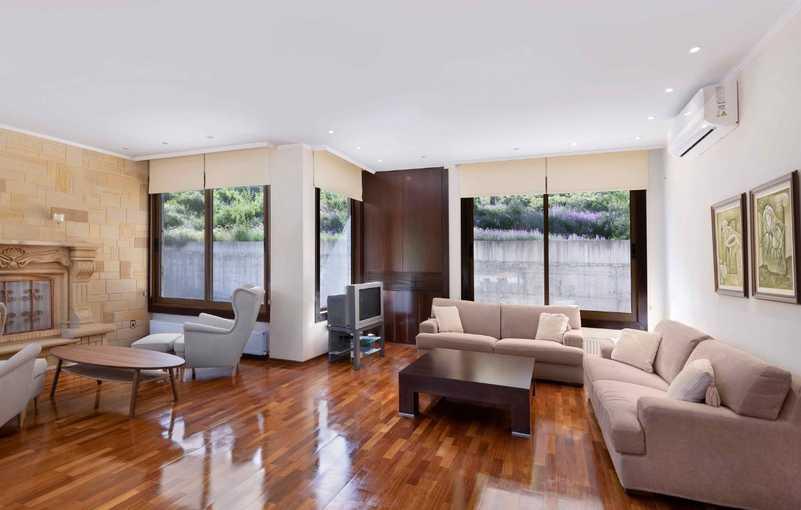 5-bedroom villa for sale: https://www.bazaraki.com/adv/5783833_5-bedroom-villa-for-sale (www.bazaraki.com)