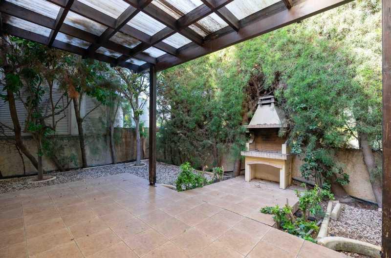 4-bedroom villa for sale: https://www.bazaraki.com/adv/5793706_4-bedroom-villa-for-sale (www.bazaraki.com)