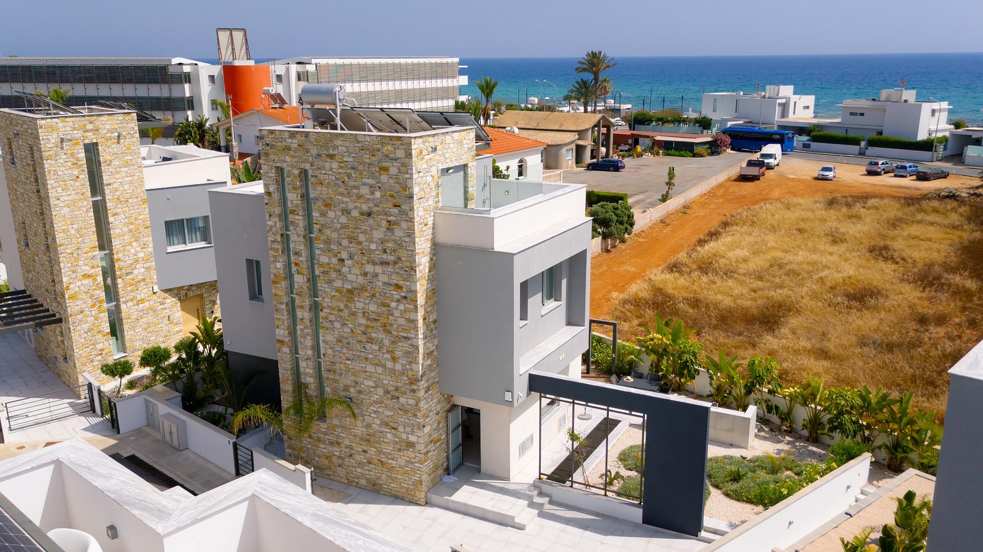 New 4-bedroom villa in Famagusta № 152556: https://dom.com.cy/en/catalog/sale/152556/ (dom.com.cy)