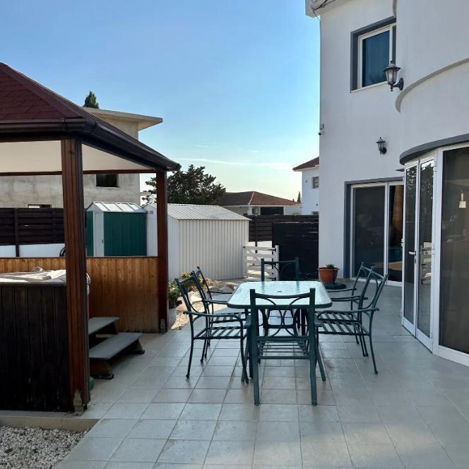 3-bedroom house in Larnaca №152085: https://dom.com.cy/en/catalog/rent/152085/ (dom.com.cy)