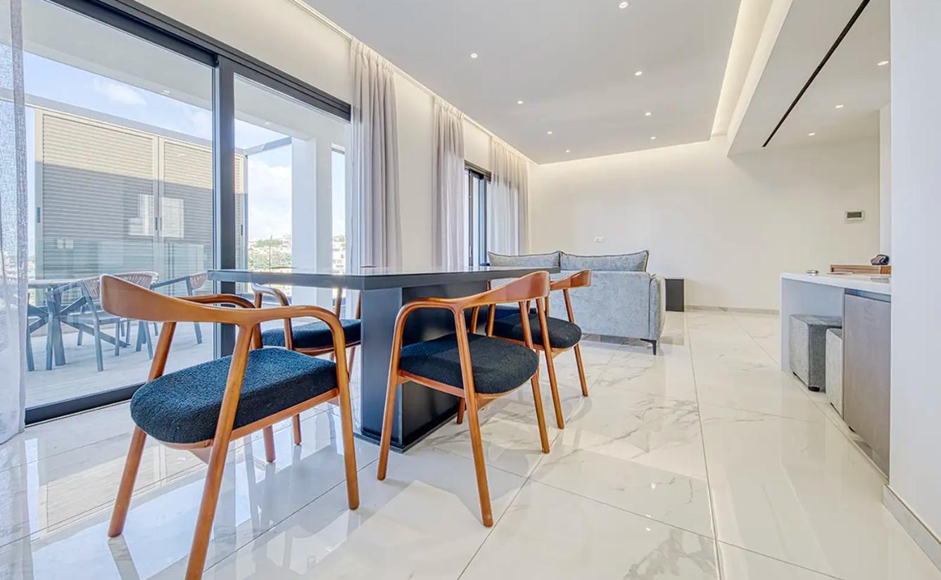 3-bedroom penthouse in Limassol №152662: https://dom.com.cy/en/catalog/rent/152662/ (dom.com.cy)