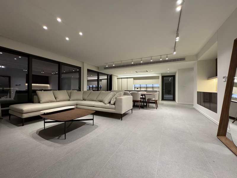 3-bedroom penthouse to rent: https://www.bazaraki.com/adv/5798252_3-bedroom-penthouse-to-rent (www.bazaraki.com)
