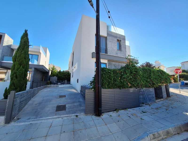 3-bedroom villa to rent: https://www.bazaraki.com/adv/5790785_3-bedroom-villa-to-rent (www.bazaraki.com)