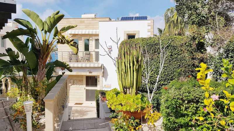Luxury detached seafront villa: https://www.bazaraki.com/adv/5786494_luxury-detached-seafront-villa (www.bazaraki.com)
