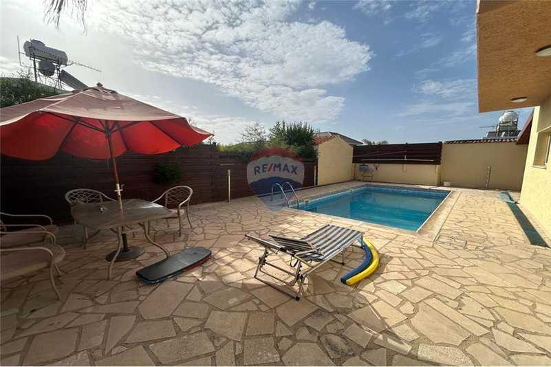 3-bedroom villa for sale: https://www.bazaraki.com/adv/5797862_3-bedroom-villa-for-sale (www.bazaraki.com)