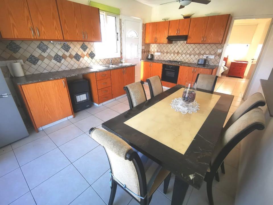 3 beds 3 baths House: https://www.facebook.com/marketplace/item/1168076038336278 (www.facebook.com)