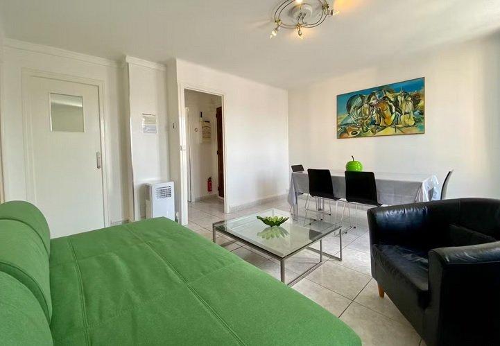 2 beds 1 bath Flat: https://www.facebook.com/marketplace/item/2397544653958106 (www.facebook.com)
