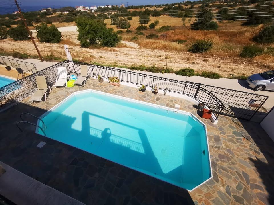3 beds 3 baths House: https://www.facebook.com/marketplace/item/1168076038336278 (www.facebook.com)