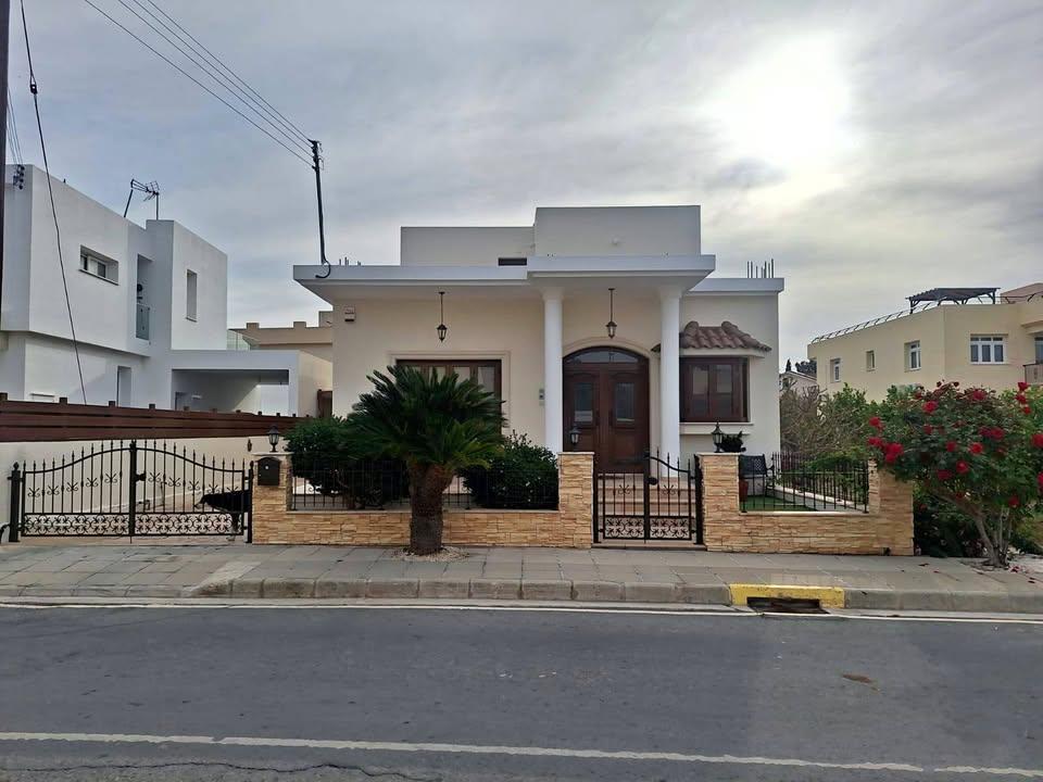 Stunning villa in Oroklini in Prime Cul‑de‑Sac Location 2 mins from the beach: https://www.facebook.com/marketplace/item/693956403015567 (www.facebook.com)