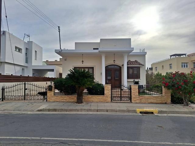 Stunning villa in Oroklini in Prime Cul‑de‑Sac Location 2 mins from the beach: https://www.facebook.com/marketplace/item/693956403015567 (www.facebook.com)