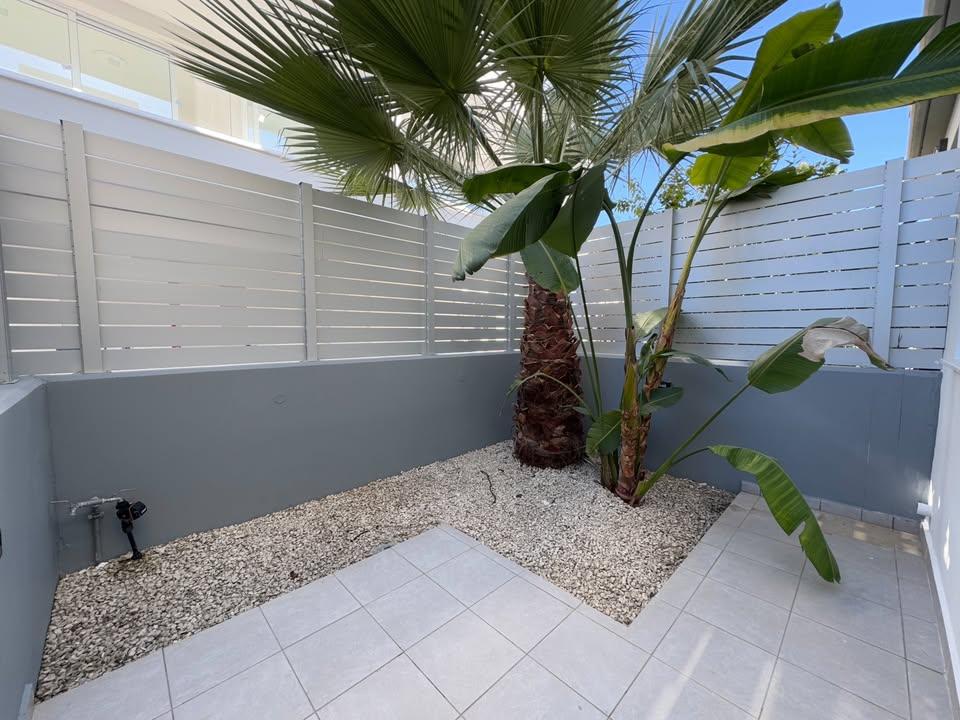 2 beds 2 baths Townhouse: https://www.facebook.com/marketplace/item/1658030904917522 (www.facebook.com)