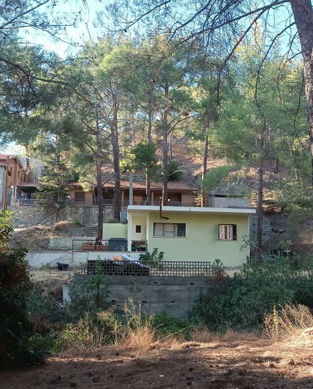 Residential land 1900 m²: https://www.bazaraki.com/adv/5792417_residential-land-1900-m2 (www.bazaraki.com)