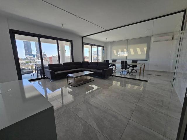 Office: https://www.facebook.com/marketplace/item/2148563185601609 (www.facebook.com)