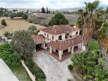 3 Bedroom House, Pera, Nicosia District: https://www.offer.com.cy/en/3-bedroom-house-pera-nicosia-district/21-816285/ (www.offer.com.cy)