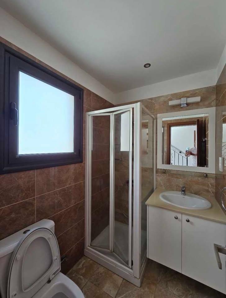 3 beds 3 baths House: https://www.facebook.com/marketplace/item/1404996100746570 (www.facebook.com)