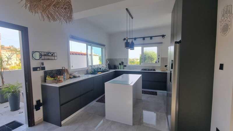 3-bedroom villa for sale: https://www.bazaraki.com/adv/5795051_3-bedroom-villa-for-sale (www.bazaraki.com)