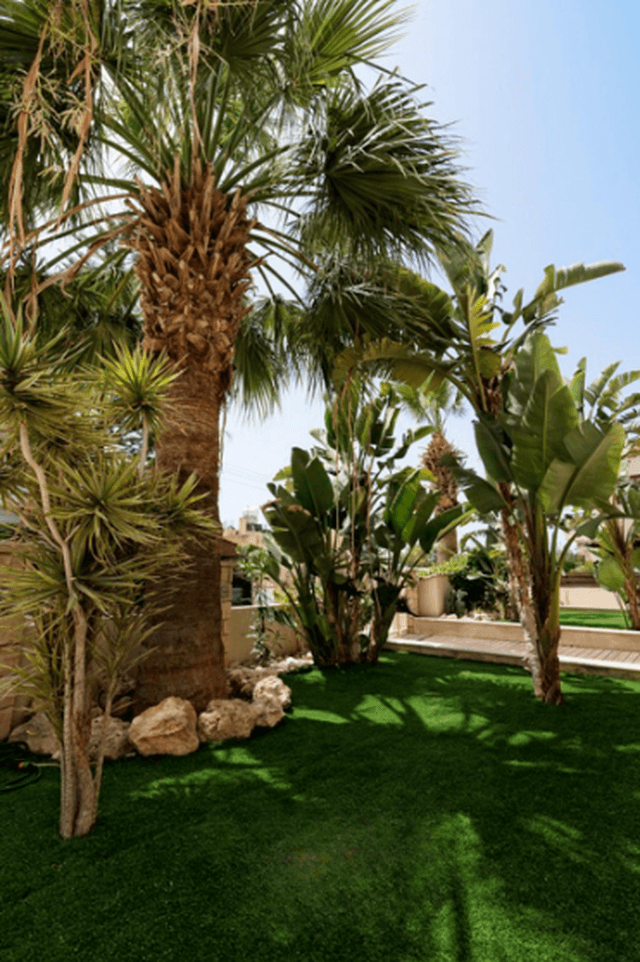 6-bedroom villa for sale: https://www.bazaraki.com/adv/5792775_6-bedroom-villa-for-sale (www.bazaraki.com)