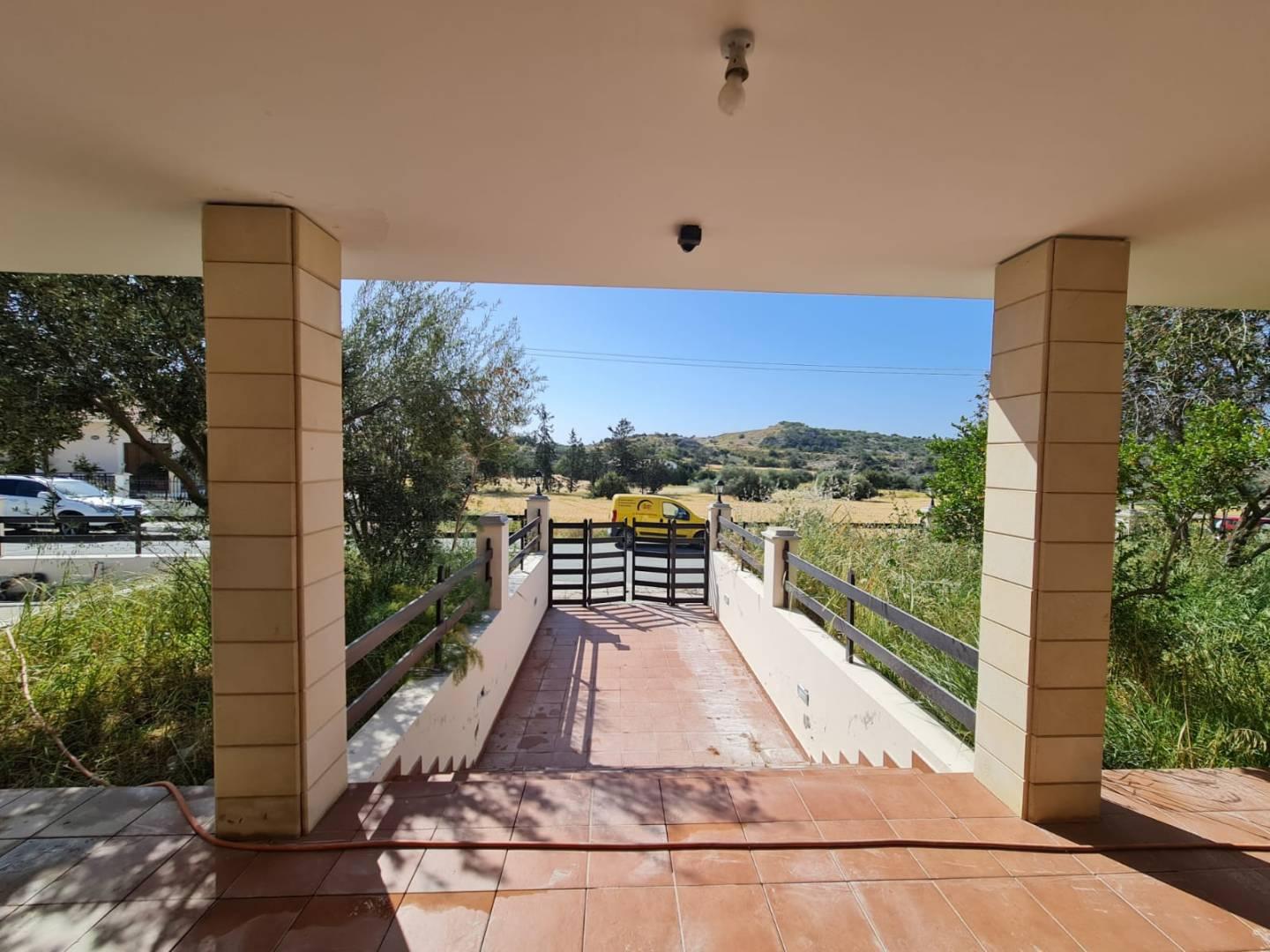 5-bedroom villa in Larnaca № 153151: https://dom.com.cy/en/catalog/sale/153151/ (dom.com.cy)