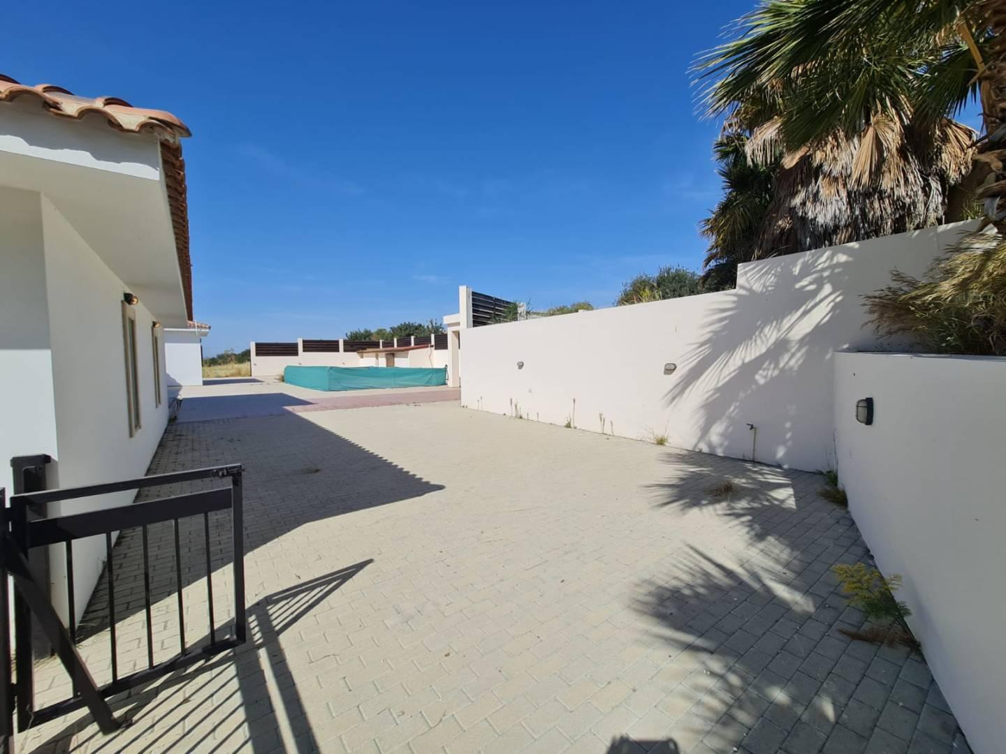 5-bedroom villa in Larnaca № 153151: https://dom.com.cy/en/catalog/sale/153151/ (dom.com.cy)
