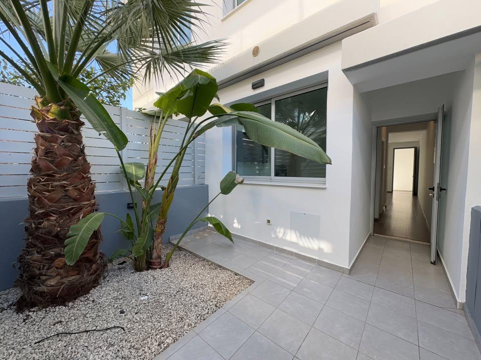 2 beds 2 baths Townhouse: https://www.facebook.com/marketplace/item/1658030904917522 (www.facebook.com)