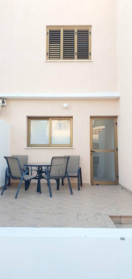 2 Bedroom Townhouse: https://www.facebook.com/marketplace/item/710733154945403 (www.facebook.com)