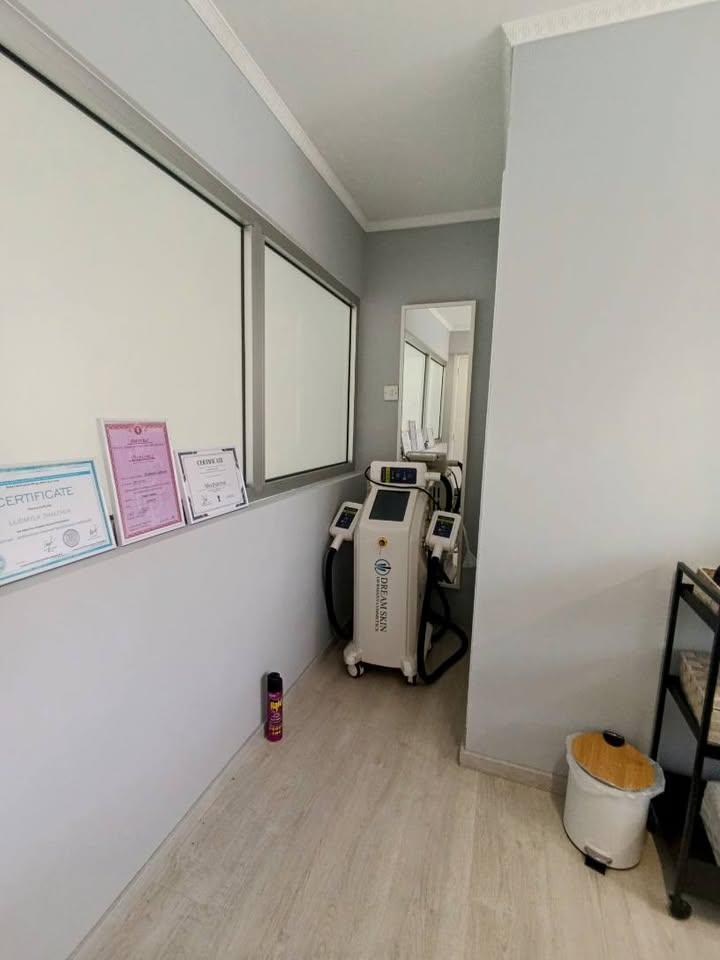 Rant beauty cosmetics room with shower: https://www.facebook.com/marketplace/item/715321164168603 (www.facebook.com)