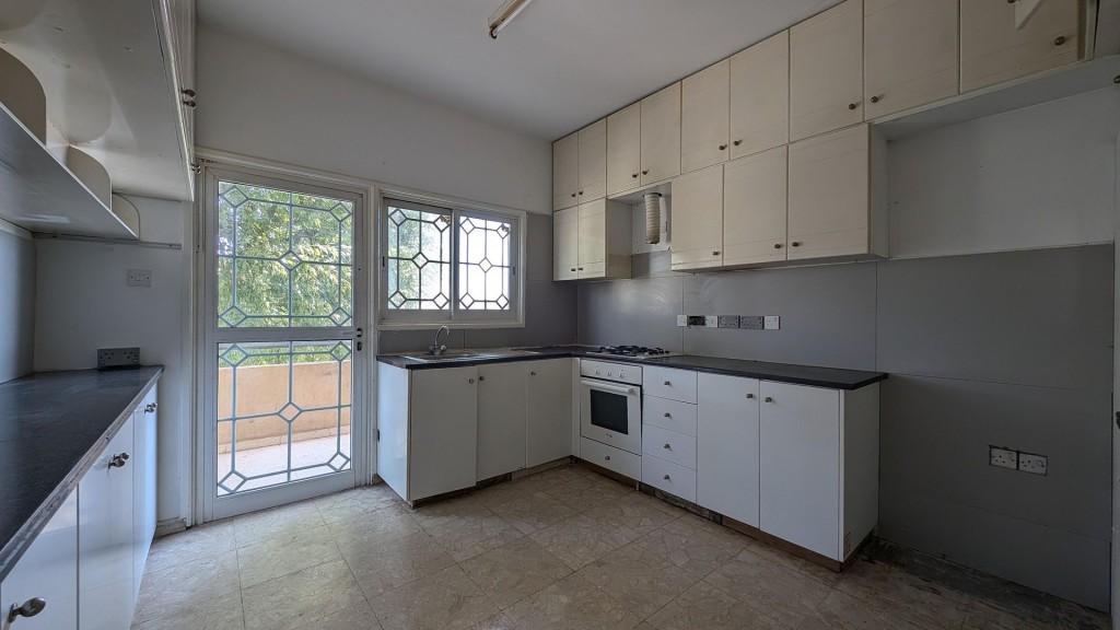 Residential Building 362 SQM For Sale: https://www.zyprus.com/property/39148/9-bedrooms-building-residential-building-in-kaimakli-nicosia (www.zyprus.com)