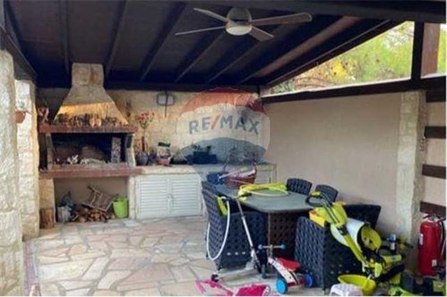 4-bedroom villa for sale: https://www.bazaraki.com/adv/5797868_4-bedroom-villa-for-sale (www.bazaraki.com)