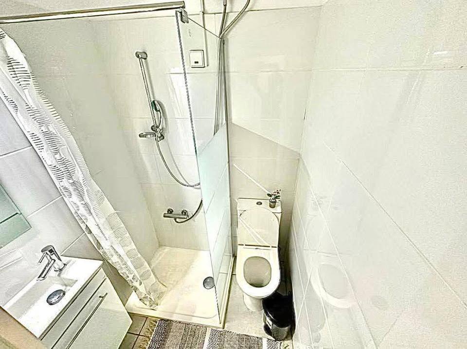 ID: R 35520 BEAUTIFUL 1 BEDROOM APARTMENT IN LIMASSOL AGIA ZONI AREA. 

This modern one-bedroom apar: https://www.facebook.com/marketplace/item/577381612058789 (www.facebook.com)