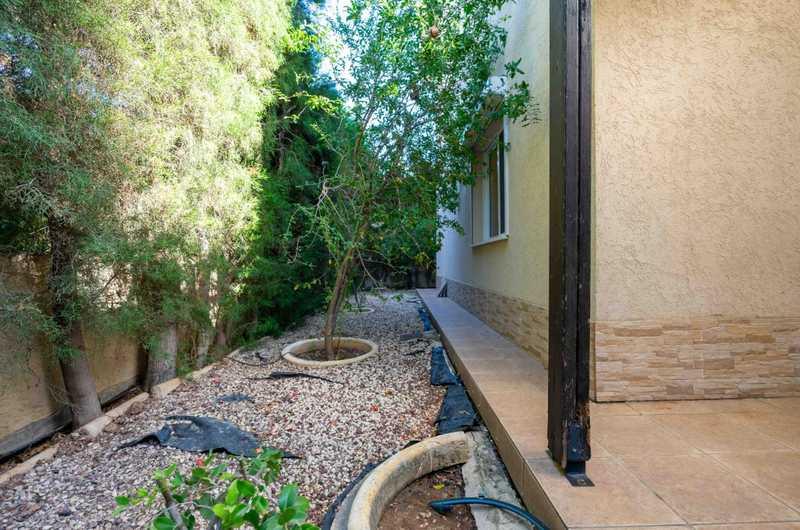 4-bedroom villa for sale: https://www.bazaraki.com/adv/5793706_4-bedroom-villa-for-sale (www.bazaraki.com)