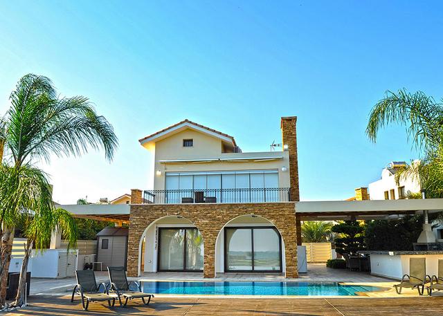 New 5-bedroom villa in Famagusta № 146934: https://dom.com.cy/en/catalog/sale/146934/ (dom.com.cy)