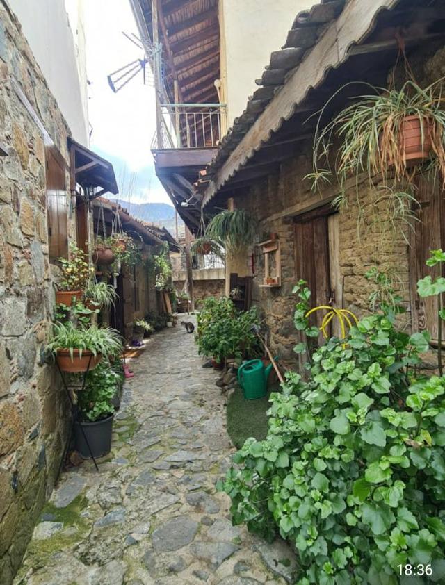 ΠΩΛΕΙΤΑΙ / FOR SALE
Διώροφη διατηρητέα κατοικία 
Two-storey one-bedroom house.: https://www.facebook.com/marketplace/item/23867650609525447 (www.facebook.com)