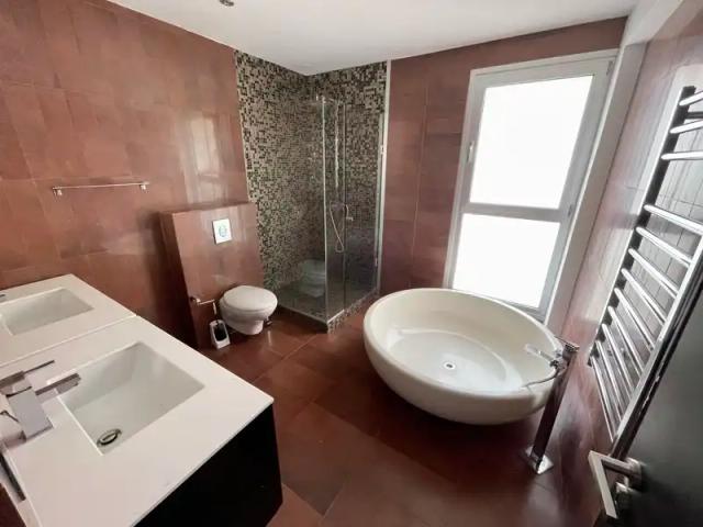 3-bedroom penthouse to rent: https://www.bazaraki.com/adv/5797083_3-bedroom-penthouse-to-rent (www.bazaraki.com)