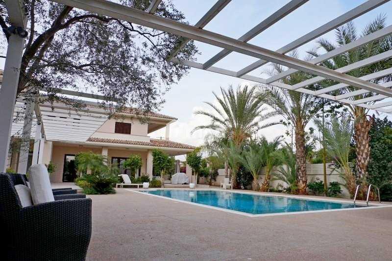 5-bedroom detached house to rent: https://www.bazaraki.com/adv/5797150_5-bedroom-detached-house-to-rent (www.bazaraki.com)