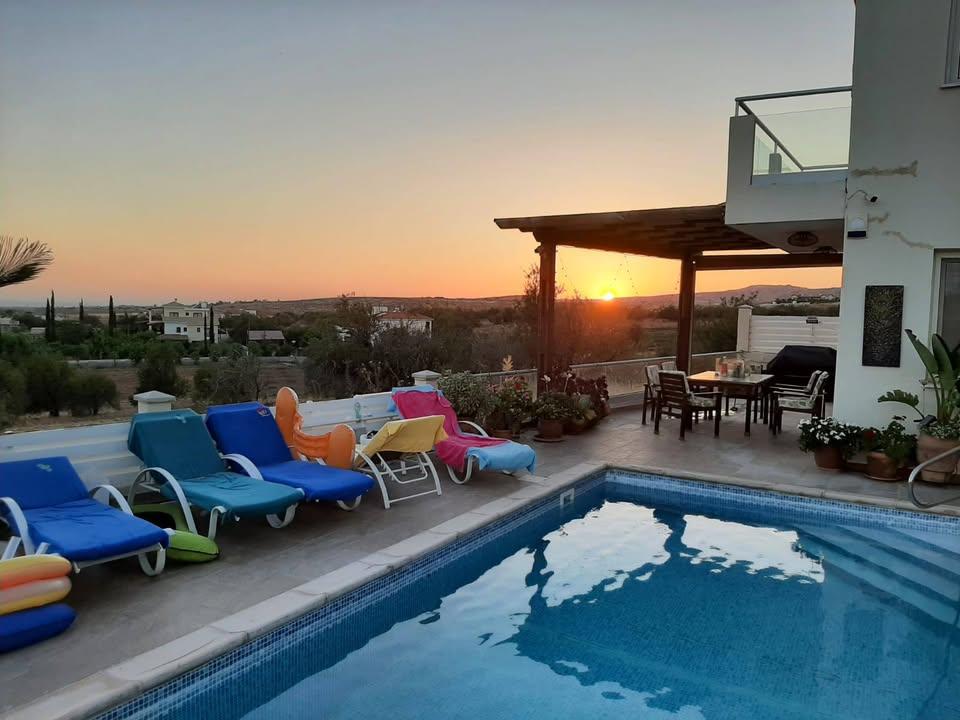 3/4 bedroom villa: https://www.facebook.com/marketplace/item/1513262092715409 (www.facebook.com)