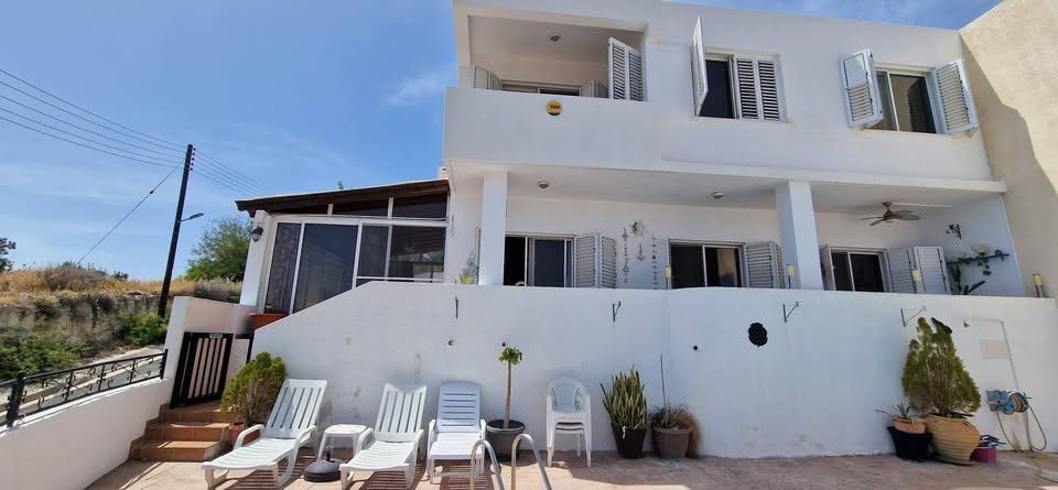 Large townhouse with centralheating in Peyia: https://www.facebook.com/marketplace/item/1235320814914526 (www.facebook.com)