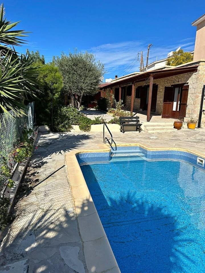 2 Bedroom Bungalow For Rent: https://www.zyprus.com/property/39368/2-bedrooms-house-bungalow-in-tala-paphos (www.zyprus.com)