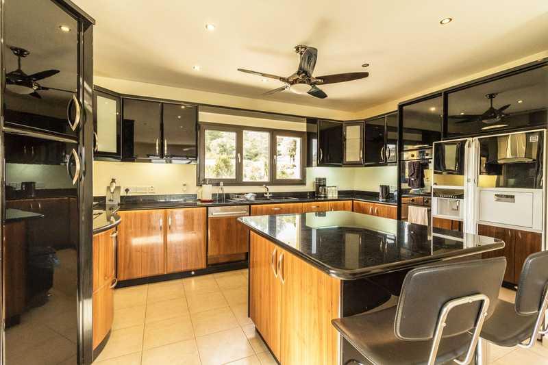 5-bedroom villa for sale: https://www.bazaraki.com/adv/5795342_5-bedroom-villa-for-sale (www.bazaraki.com)