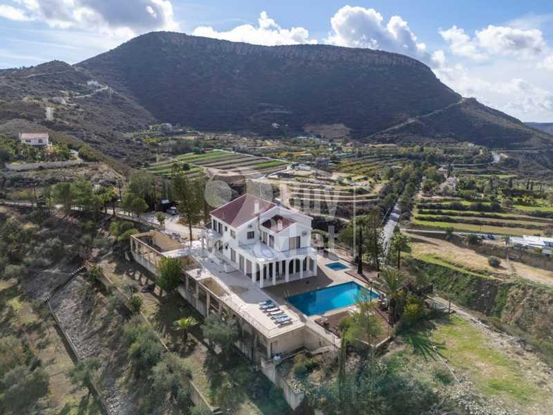 7-bedroom villa to rent: https://www.bazaraki.com/adv/5791481_7-bedroom-villa-to-rent (www.bazaraki.com)