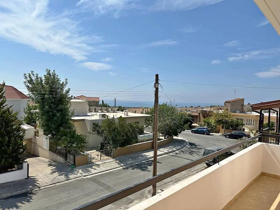 House for rent
1400 negotiable 
1 deposite 
In Episkopi 
3 bedrooms 1 open kitchen big baranda sea g: https://www.facebook.com/marketplace/item/1070942791624263 (www.facebook.com)